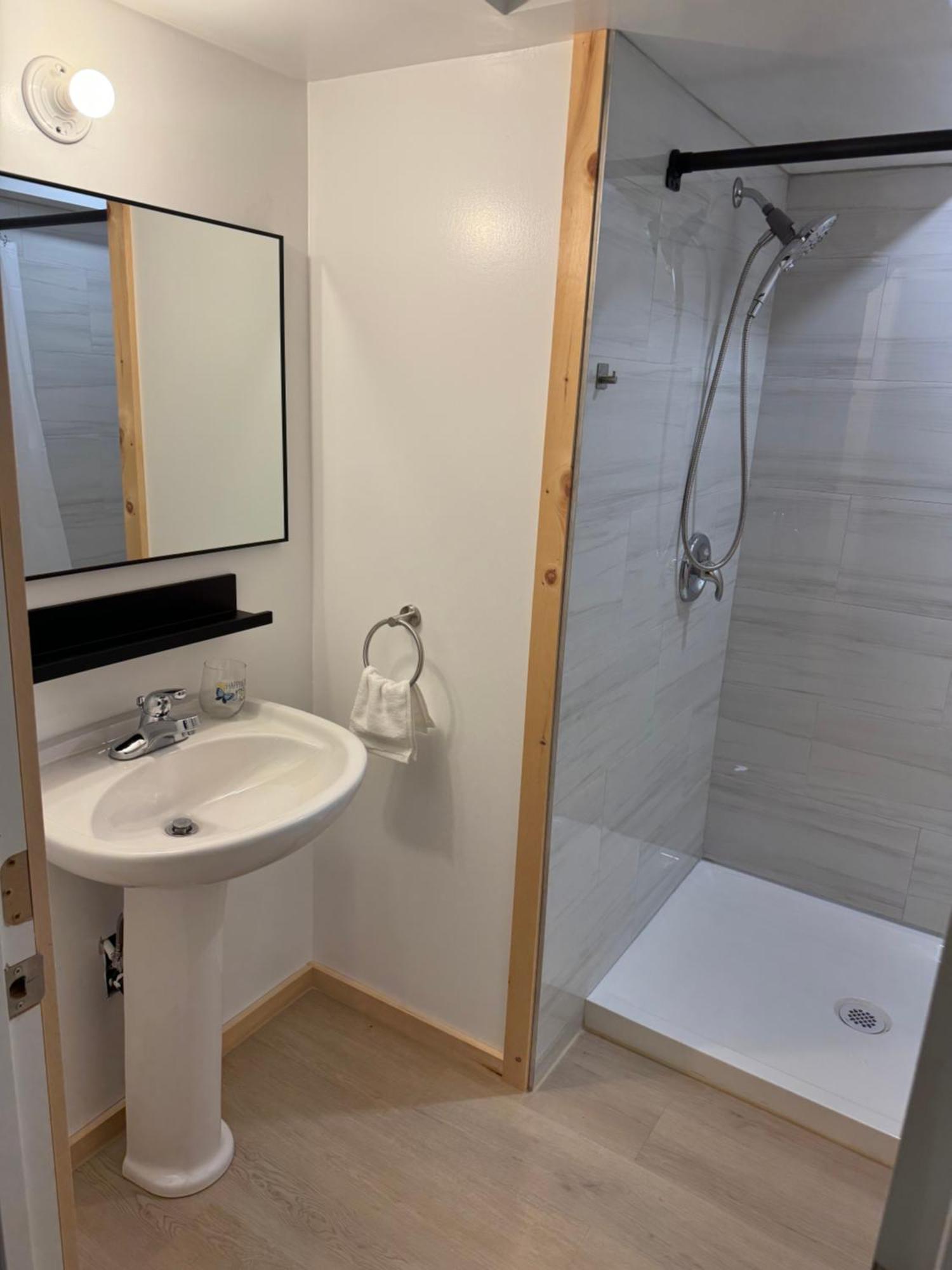 Private Entrance, Private Bathroom, Bedroom And Workspace Otawa Exterior foto