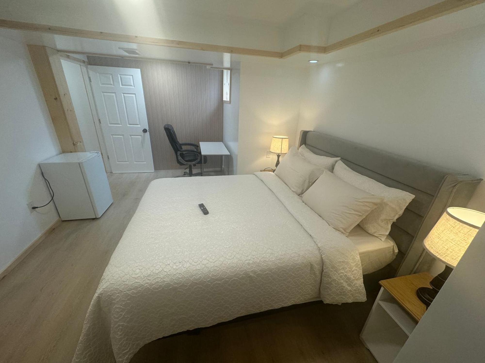 Private Entrance, Private Bathroom, Bedroom And Workspace Otawa Exterior foto