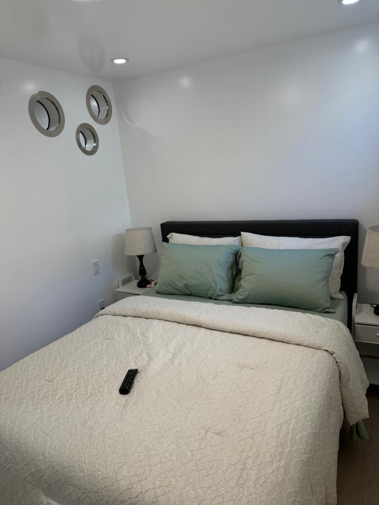 Private Entrance, Private Bathroom, Bedroom And Workspace Otawa Exterior foto