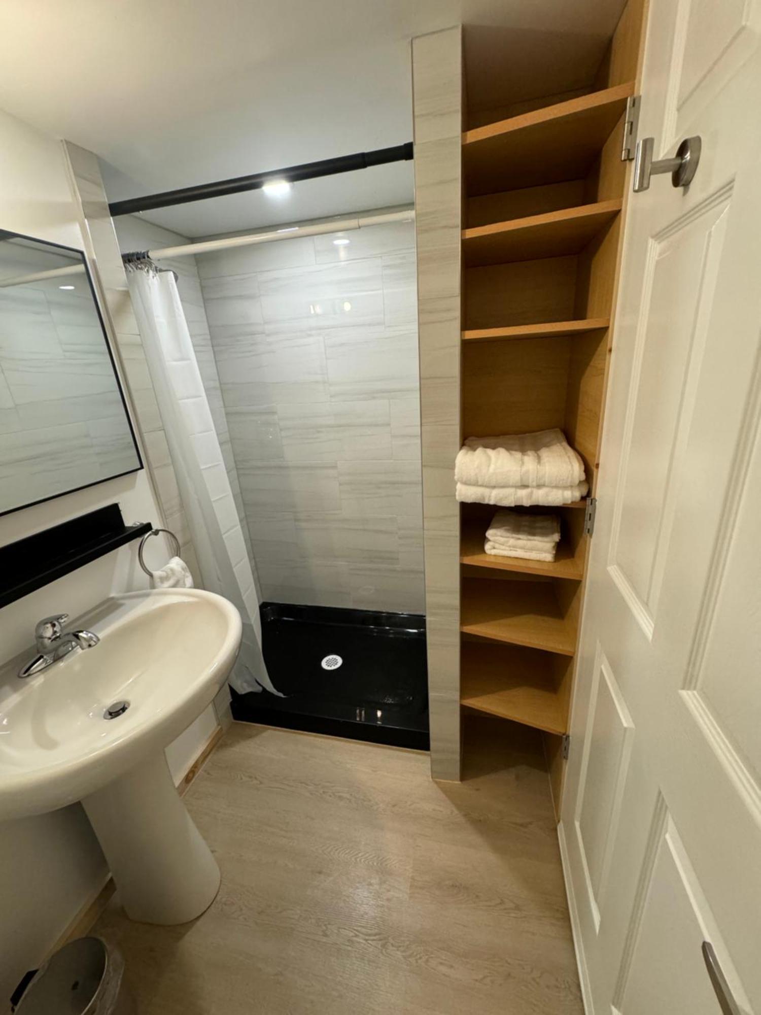 Private Entrance, Private Bathroom, Bedroom And Workspace Otawa Exterior foto