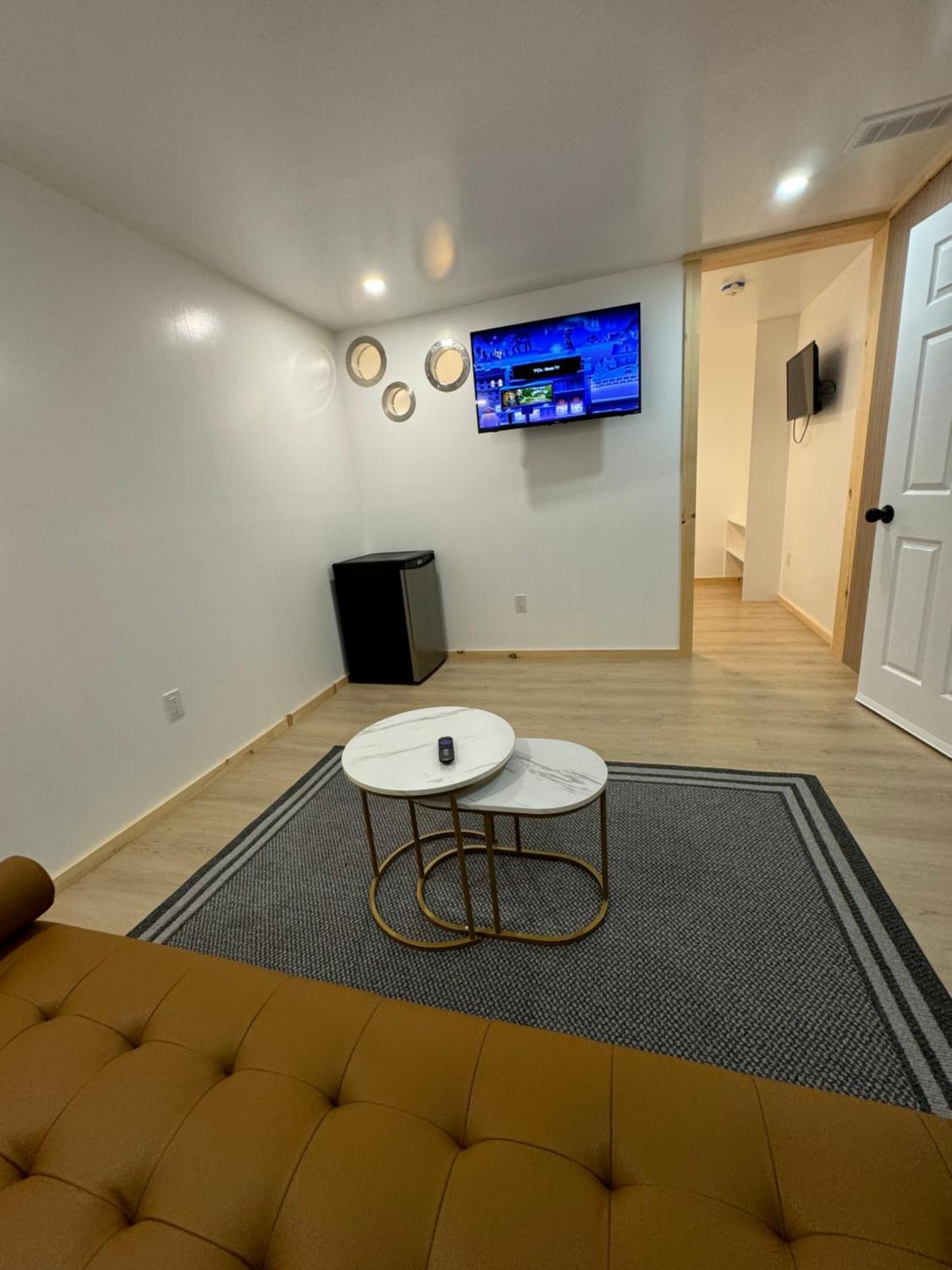 Private Entrance, Private Bathroom, Bedroom And Workspace Otawa Exterior foto